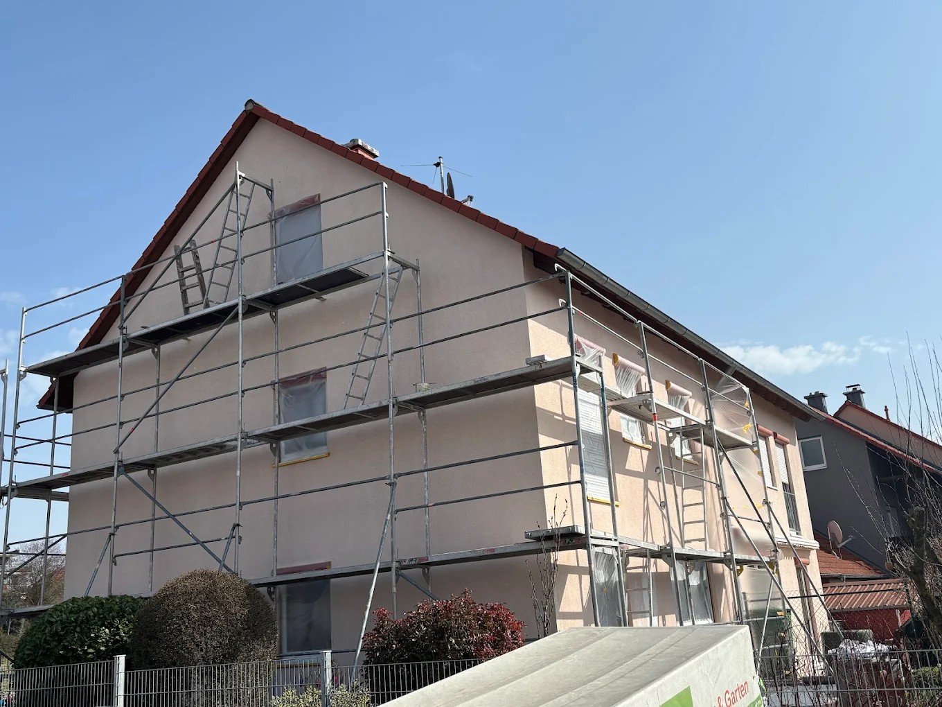 Eingerüstetes Wohnhaus während der Fassadensanierung