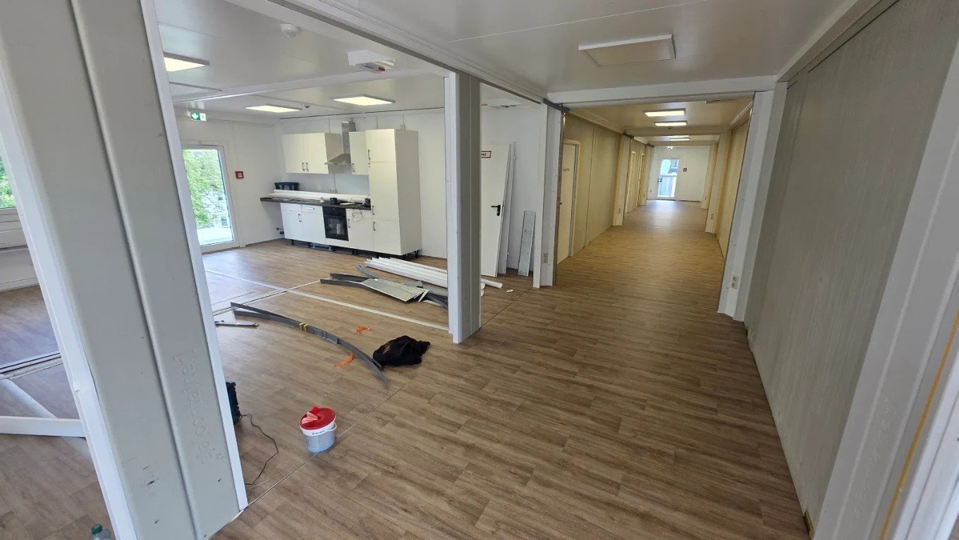 Ausgebaute Räume mit neuem Vinylboden in Holzoptik